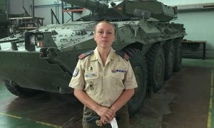 Ana S. G. durante su etapa como militar profesional, en la que trabajó como mecánico de carros de combate. / Cedidas