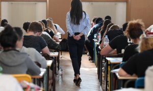 Una profesora vigila un examen. AFP/Frederick Florin.