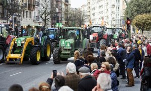 Los tractores cortan una calle de Santander durante las protestas. / EP