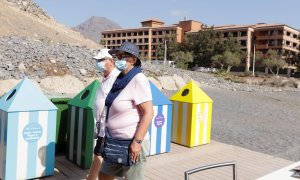 28/02/2020.- Dos turistas pasean en el sur de Tenerife. EFE/ Ramón De La Rocha