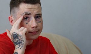 Moses, de 16 años, procede de Melitópol, Ucrania. Señala el tatuaje donde escribió 'sinceridad'. FERRÁN BARBER.