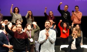 El líder de Podemos y vicepresidente segundo del Gobierno, Pablo Iglesias (i), ha comenzado hoy sábado en A Coruña la precampaña gallega con un acto para arropar al cabeza de lista de la coalición Galicia En Común-Anova-Mareas, Antón Gómez-Reino (c), al q