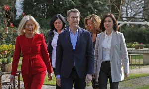 29/02/2020.- El presidente de la Xunta, y candidato a la reelección, Alberto Núñez Feijóo (c), junto a las cabezas de lista por Pontevedra, Corina Porro, Elena Candiá por Lugo, Marisol Díaz por Ourense, y por A Coruña, Ánxeles Vázquez, (i-d) en Santiago