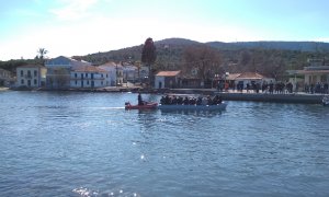 Lancha remolcada en el puerto de Zerni. JESÚS CUEVAS.