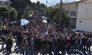 Protesta en una isla griega por la llegada de migrantes desde Turquía. EFE/EPA/STRATIS BALASKAS