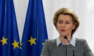 Úrsula von der Leyen habla en una rueda de prensa en la ciudad griega de Kastanies de Evros, cerca de la frontera turco-griega donde los refugiados se encuentran atrapados./ Alexandros Avramidis (Reuters)