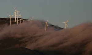 Las turbinas eólicas utilizadas para generar electricidad se ven en la cumbre de El Palo, cerca de Pola de Allande, España. (REUTERS)