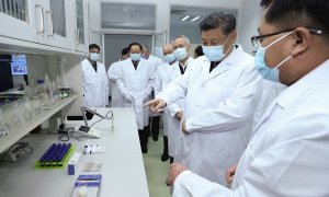 03/03/2020.- El presidente de China, Xi Jinping, visita un laboratorio que trabaja para lograr una vacuna contra el coronavirus. / EFE