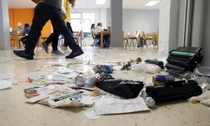 Basura esparcida en una facultad de la Universidad de Málaga durante la huelga del servicio de limpieza. - ÁLEX ZEA / EUROPA PRESS