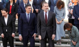 El rey Felipe VI, con el presidente, Pedro Sánchez, el vicepresidente segundo, Pablo Iglesias, y los otrs vicepresidentes, ministros y altos cargos que forman parte del Consejo de Seguridad Nacional, durante la foto de familia. EFE/Juan Carlos Hidalgo