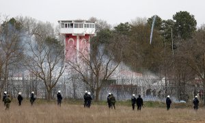 La Policía griega cerca del puesto fronterizo de Turquía trata de impedir la entrada de migrantes en territorio de la Unión Europea./ Florion Goga (REUTERS)