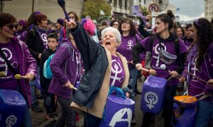 01/03/2020.- Varias mujeres participan en una marcha feminista, previa al 8M, para poner en valor al papel de las mujeres en la reapertura del paritorio de Verín, Orense. / EFE - BRAIS LORENZO