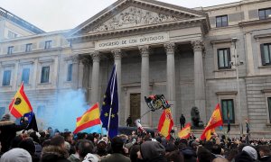 Policías y guardias civiles afiliados a la asociación JUSAPOL participan en una manifestación en contra el Gobierno en frente del Congreso en Madrid este martes. EFE/Fernando Alvarado