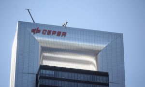El logo de Cepsa en su sede en uno de los rascacielos de la zona financiera Cuatro Torres Business Area, en Madrid. E.P./Eduardo Parra