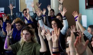 Alumnas reaccionan ante el anuncio de las profesoras de la escuela superior de arte dramático de Galicia (ESAD) que han decidido comenzar un paro indefinido el próximo lunes contra el supuesto acoso de dos docentes a varias alumnas, este viernes, en Vigo.