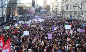 Los participantes de la manifestación del 8M en Madrid han marchado bajo el lema "con derechos, sin barreras, feministas sin fronteras". EFE