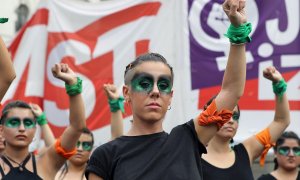 Mujeres participan durante un "pañuelazo" convocado por organizaciones sociales, este domingo frente a la catedral de la ciudad de Buenos Aires. EFE
