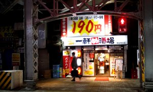 El "Ikken me sakaba", un bar izakaya con descuento que ofrece comida y bebidas baratas, debajo de un viaducto ferroviario en Tokio. REUTERS / Kaori Kaneko