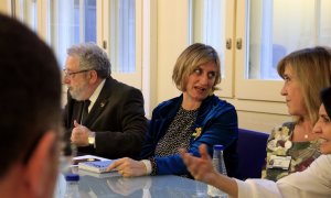 La consellera de Salut, Alba Vergés, i el secretari de Salut Pública, Joan Guix, reunits amb professionals de l'Hospital Clínic, centre referent pel coronavirus SARS-CoV-2. 3 de març del 2020.  Laura Fíguls | ACN