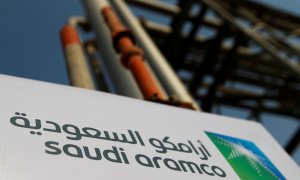 El logo de la petrolera estatal Saudi Aramco, en sus instalaciones en Abqaiq. REUTERS/Maxim Shemetov