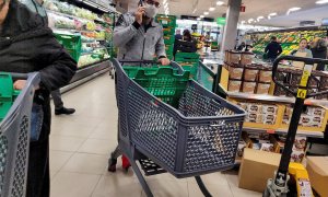 GRAF5100. MADRID, 10/03/2020.- Un cliente con mascarilla acude este martes a un supermercado de Madrid. La Asociación de Cadenas Españolas de Supermercados (ACES), que representa a los grupos Auchan, Carrefour, Eroski, Lidl y Supercor, ha llamado este mar