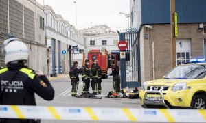 Bomberos y agentes de Policía en el polígono de Montsolís, en el distrito de Sant Martí de Barcelona, doned se ha registrado una explosión en una empresa química. - EFE