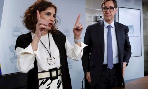 La ministra portavoz y de Hacienda, María Jesús Montero, junto al ministro de Sanidad, Salvador Illa, durante la rueda de prensa posterior al Consejo de Ministros. - EFE