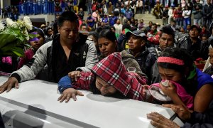 Varios familiares lloran durante el funeral de cinco miembros de la guardia indígenas asesinados durante un ataque de presuntos disidentes de la guerrilla cerca de un puesto de control en Tacueyo, área rural de Toribio, departamento de Cauca, Colombia, en