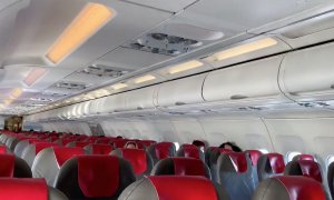 Imagen de un vuelo de Madrid a Roma con escasos pasajeros debido a la crisis del coronavirus. Reuters/Ricky Coll