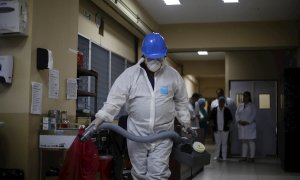 11/03/2020.-Trabajadores participan en una jornada de desinfección para prevenir el virus Coronavirus  en El Salvador. / EFE