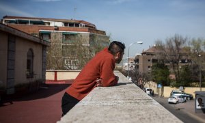 Diomedes Sandoval, solicitante de asilo y líder social colombiano, en la terraza de la Parroquia San Carlos Borromeo de Entrevías, Madrid.- JAIRO VARGAS
