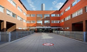 Vista del Hospital de Igualada en el que un brote de coronavirus SARS-CoV-2 ha afectado a una veintena de personas. /EFE