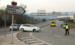 Pla general dels controls als accessos d'Igualada amb un cotxe obligat a retrocedir cap a la capital de l'Anoia. Imatge del 13 de març del 2020. (Horitzontal). Estefania Escolà | ACN