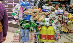 Un cliente llena su carrito con la compra en un supermercado. E.P./Jesús Hellín