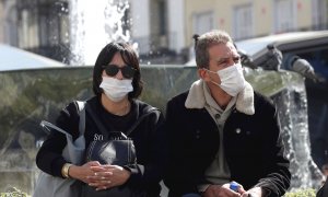 13/03/2020.- Ciudadanos con mascarillas este viernes en las calles del centro de Madrid, para evitar el riesgo de contagio de COVID-19. EFE/Kiko Huesca.