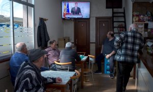 Varios clientes de un bar en Ourense siguen la comparecencia del presidente del Gobierno, Pedro Sánchez, en la que ha anunciado que a partir de este sábado se decretará el estado de alarma. EFE/Brais Lorenzo