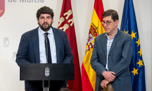 El presidente de Murcia, Fernando López Miras junto con el consejero de Salud, Manuel Villegas. / MARCIAL GUILLÉN - EFE.
