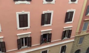 Los italianos salen a los balcones a aplaudir a los médicos que luchan contra el coronavirus