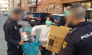 Ciudadanos chinos entregan mascarillas a la policía