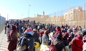 Cientos de porteadoras esperan cruzar la frontera - Rosa Soto