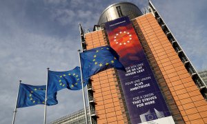 Banderas de la UE en el exterior de la sede de la Comisión Europea, en Bruselas. REUTERS/Yves Herman