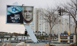 01/03/2020 Una pancarta de la campaña electoral del Partido Azul y Blanco que representa al líder Benny Gantz. / REUTERS - RONEN ZVULUN