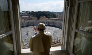 El papa Francisco se asoma a una vacía plaza del Vaticano tras la celebración de la misa del ángelus este pasado domingo./ Reuters