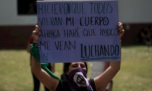 09/03/2020.- Una estudiante sostiene una pancarta durante una manifestación, a propósito del 8M, dentro de la Universidad Centroamericana (UCA) este lunes, en Managua (Nicaragua). EFE/ Carlos Herrera