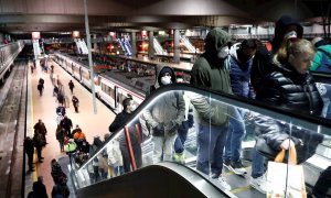 17/03/2020.- Varios usuarios protegidos con mascarillas transitan a primera hora de este martes la estación de Cercanías de Madrid-Atocha. / EFE - MARISCAL