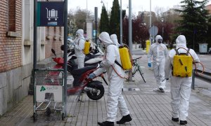 Efectivos de la UME desinfectan los exteriores de la estación de tren de Valladolid, este lunes, por la pandemia del coronavirus. EFE/NACHO GALLEGO