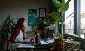 Una mujer realiza teletrabajo en su casa, durante el estado de alarma. EFE/Enric Fontcuberta