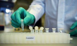 Un empleado de la compañía biofarmacéutica alemana CureVac, demuestra el flujo de trabajo de investigación sobre una vacuna contra la enfermedad por coronavirus (COVID-19) en un laboratorio en Tuebingen (Alemania). REUTERS / Andreas Gebert