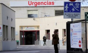 GRAF8175. MADRID, 17/03/2020.- Un hombre con una mascarilla sanitaria sale de Urgencias, este martes en el Hospital Gregoria Marañón. El Ministerio de Sanidad ha confirmado un total de 11.178 casos de coronavirus, 1.987 nuevos, un 17,7 % más en las última