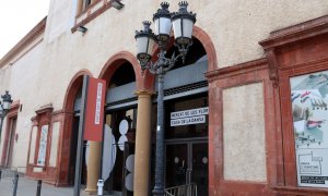 Exterior del Mercat de les Flors, ja tancat pel coronavirus. ACN / MAR VILA